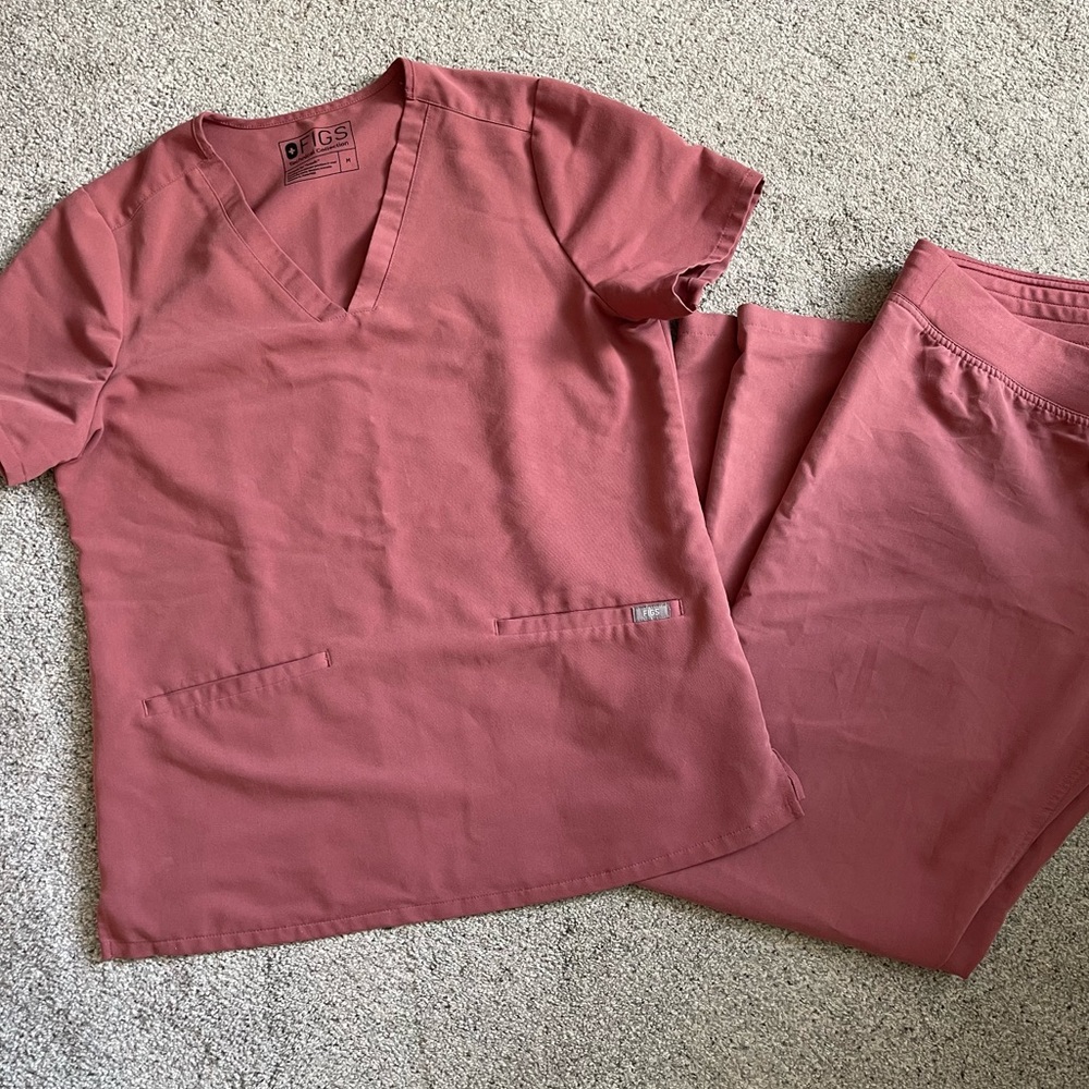 Figs Women’s scrubs. Mauve. Size Medium top and bottom.